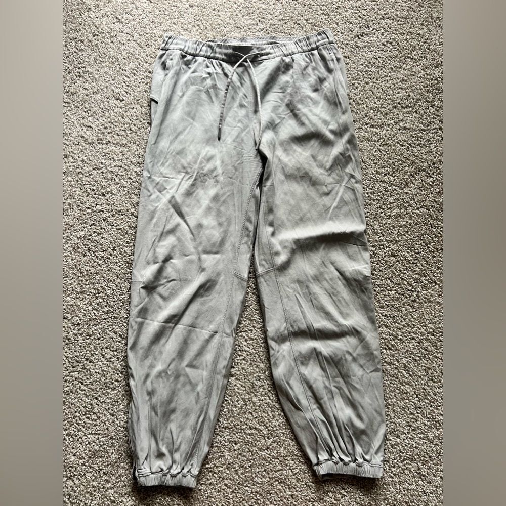 Lululemon Essential Affinity Mid Rise Jogger
Silver Drop